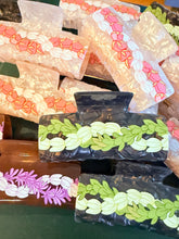Load image into Gallery viewer, Hawaiian Design Hair Clip
